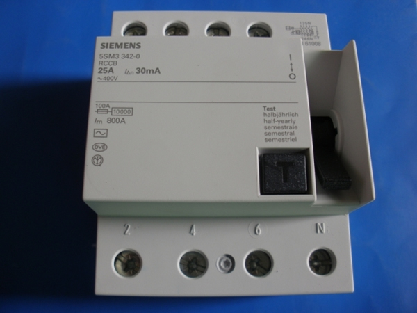 5SM3342-0 RCCB TYPE AC 25/4 30MA 4MW